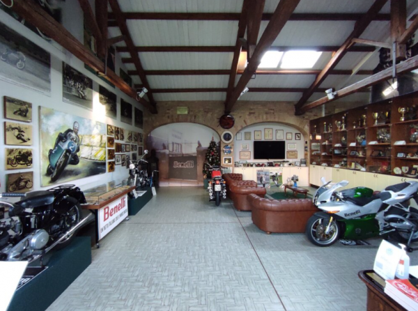 Garasi dengan tema olahraga atau hobi tertentu